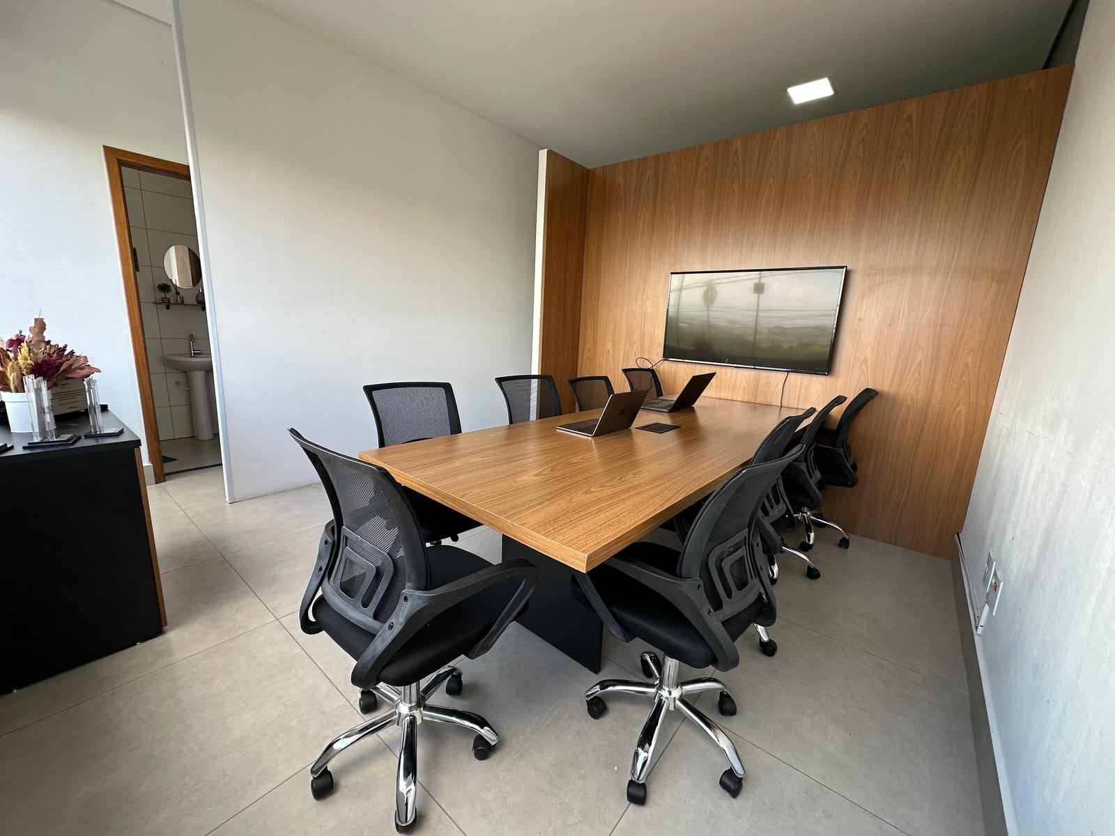 Nossa sala de reuniões, pronta para atendimento consultivo e apresentações.