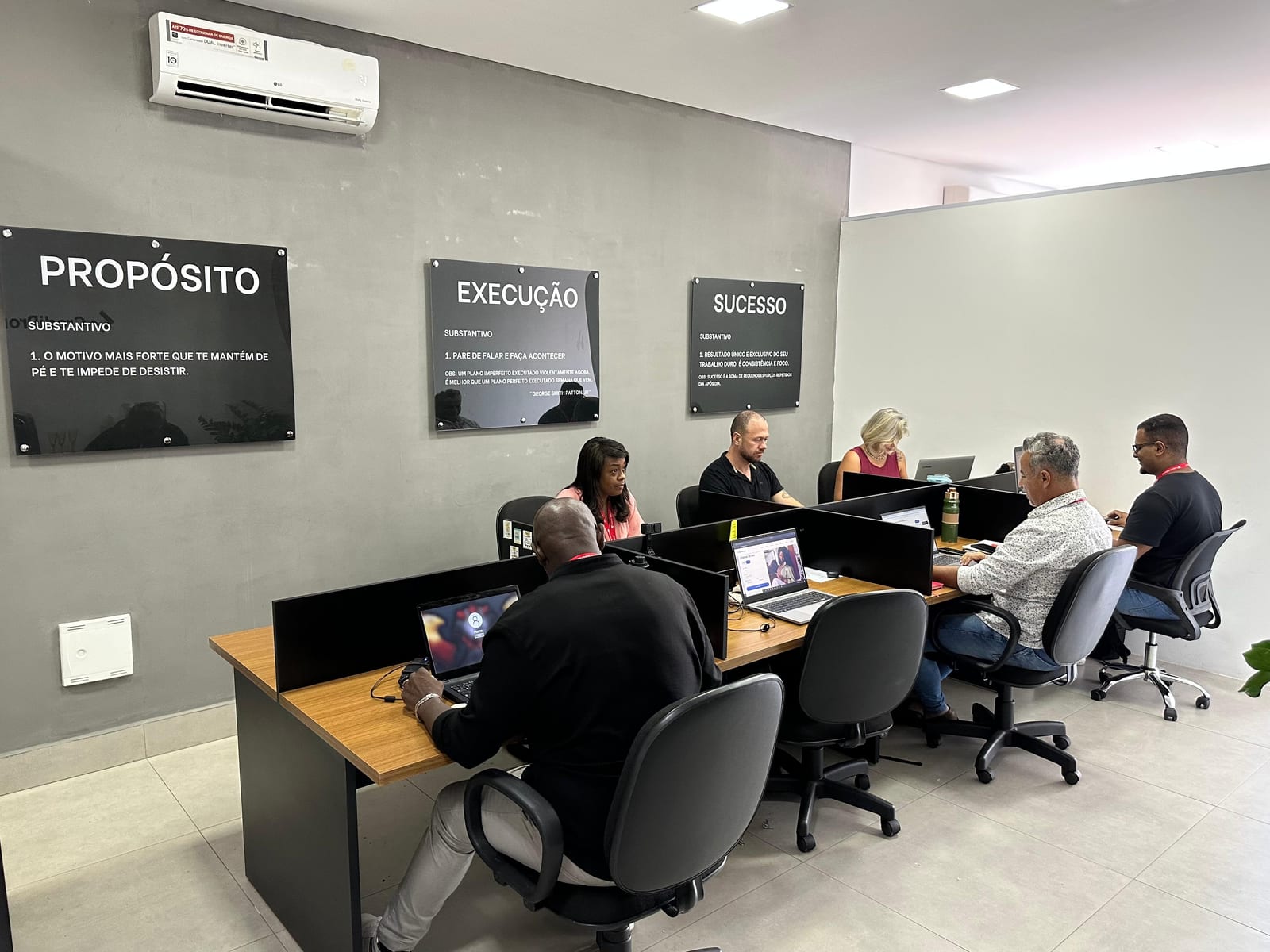 A equipe Moob Up e clientes fechando negócios em nosso escritório.